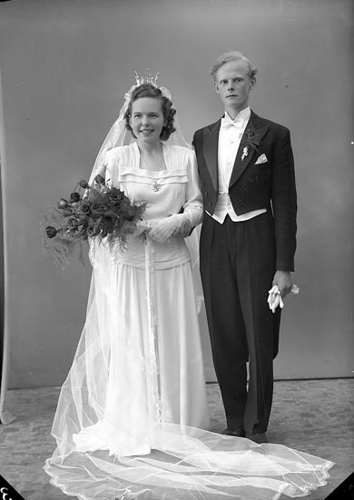 Enligt fotografens journal nr 7 1944-1950: "Olofsson, Herr Arne, Sörkälleg. 24 Uddevalla".