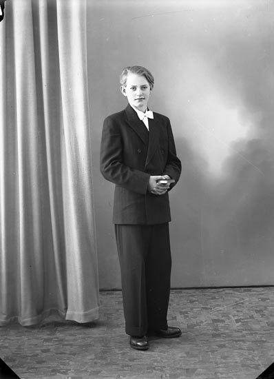 Enligt fotografens journal nr 7 1944-1950: "Rutgersson, Arne, Möllneby, Svanesund".