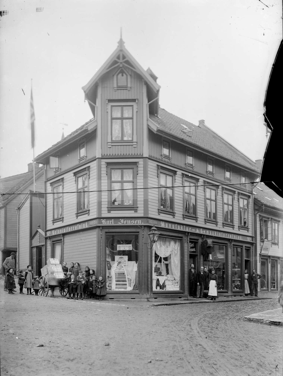 Storgaten 39. Karl Jensen Kolonialforretning, Manufaktur- og symaskinforretning.