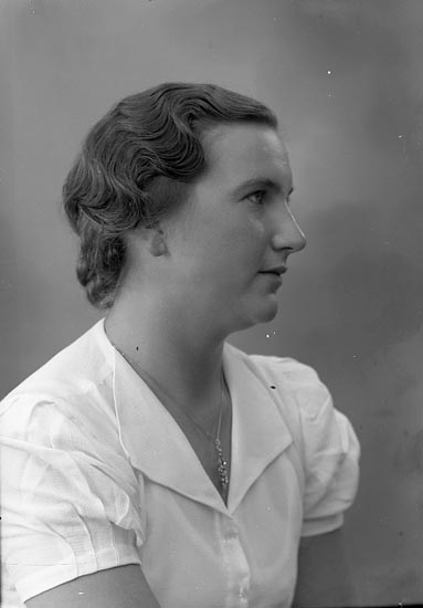 Enligt fotografens journal nr 6 1930-1943: "Olsson, Fr. Elsie Höviksnäs".
