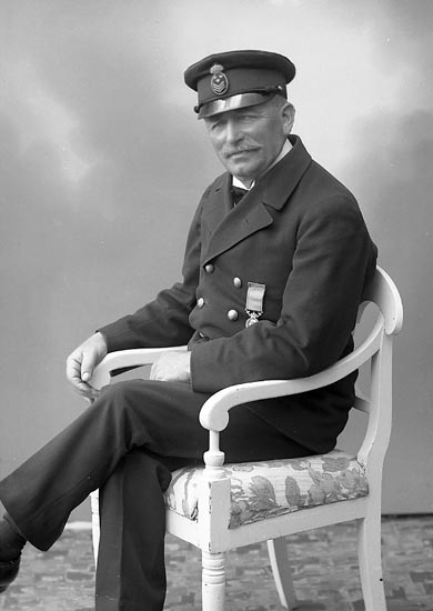 Enligt fotografens journal nr 6 1930-1943: "Johannesson, Tulltjänsteman O. Stenungsund".