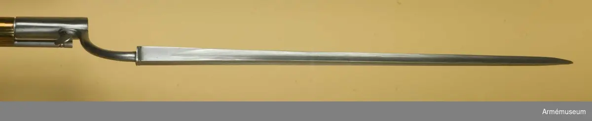 Bajonetten är av 1762 års modell. På bajonettarmens insida finnes en stämpel med ett dubbelt C och på klingans insida en otydlig stämpel.