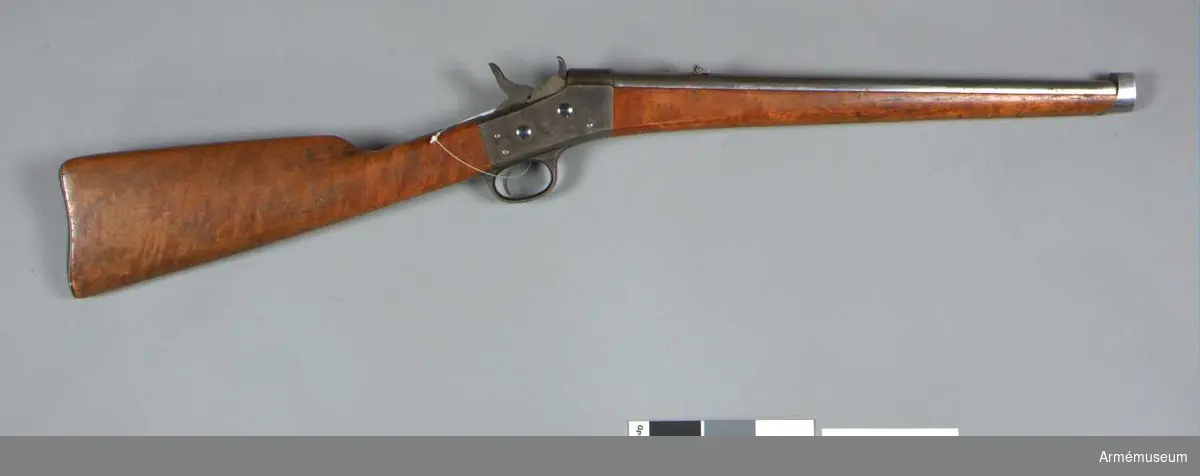 Grupp E II f.
Remingtons system, blank pipa, ståndsikte med fällklaff.
Tillv. vid Carl Gustafs stads gevärsfaktori 1877. 

Jfr AM 26108 som också har tillv nr. 2 men är gjort i samma faktori 1870.