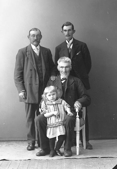 Enligt fotografens journal nr 3 1916-1917: "Hogström, Banvakt Här".
Enligt fotografens notering: "Hogström banvakt med far, farfar o son St-sund".