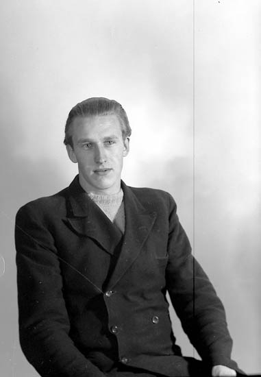 Enligt fotografens journal nr 7 1944-1950: "Franzén, Herr Torsten Stenungsund".