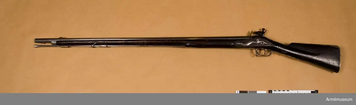 Grupp E II.
Loppets relativa l:54,7 kal. Märkt "Systerbeek 1737". På kolven en vapenplåt med ryska örnen och namnchiffer A. I. 1730-1740. (A. I. Anna Iwanowna). Geväret är avsett för bajonett.