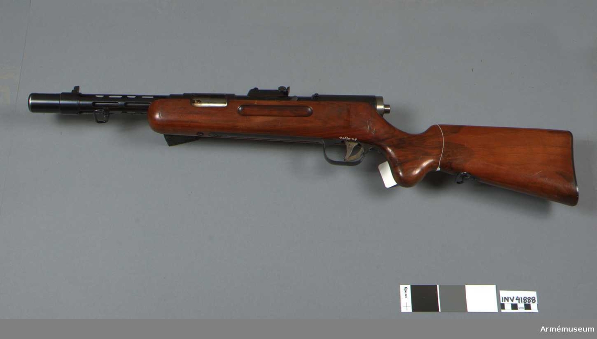 Grupp E IV.
Kpist m/1939 hade två olika piplängder och detta exemplar är med den kortare pipan, 850 mm, liksom även AM.041886. Jämför med den längre pipan, 950 mm. 
Magasinet rymde 32 skott och eldhastigheten omkring 700 skott per minut.