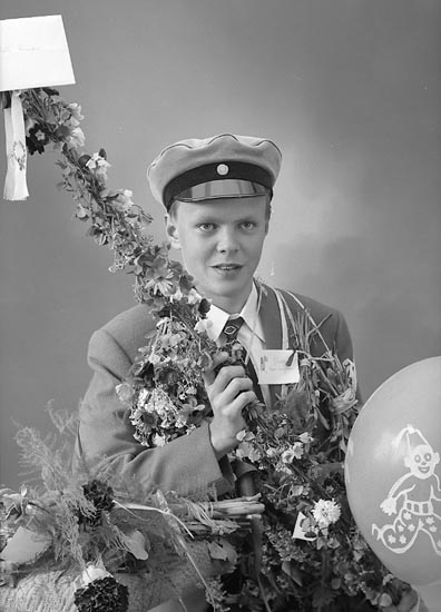 Enligt fotografens journal nr 8 1951-1957: "Persson, Herr Karl, Bernt Box 306 Stenungsund".