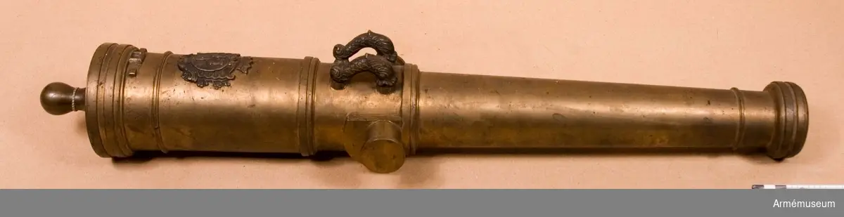 Grupp F I. 

Eldröret är prytt med markis Beaupoil de St Aulaise vapen på kammarstycket (Limousin, dep Haut-Vienne et Corrèze). 
Till modellen hör senare apterade tappar, tappskivor och tappkransar enligt 1725 års svenska (Cronstedts) artillerisystem. 