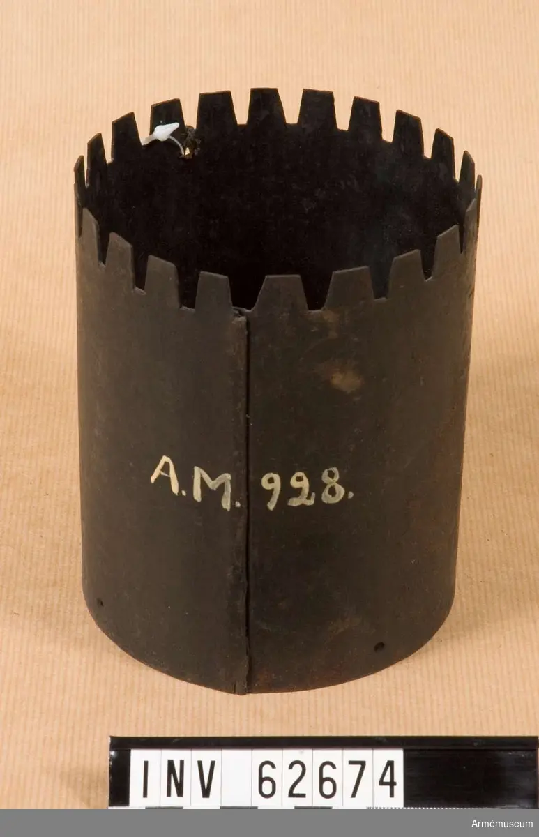 Grupp F II. 
Tom, utan botten och lock för upphandling 1833 för 12-pundig slätborrad framladdningsgranatkanon m/1832. Svart dosa. 