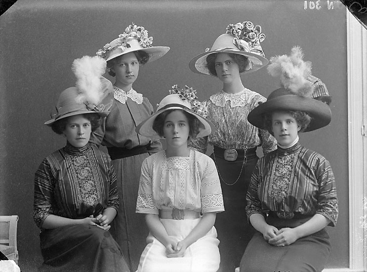 Enligt senare noteringar: "Ateljéfoto av fem unga damer med hattar med blommor eller plymer, klänningar för vår - sommar."