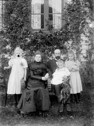 Pastor Thorvald Egidius Isachsen på Helleland med familie