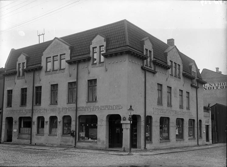 Enligt tidigare noteringar: "Hallmans hörna affärshus Norra Drottninggatan-Kungsgatan med Hallmans bokhandel."