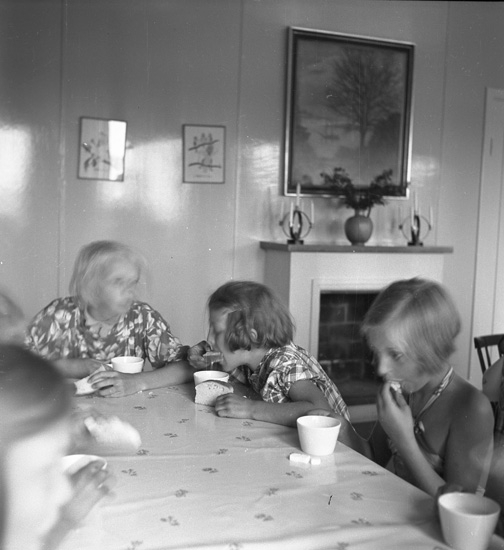 Text till bilden: "Skår. Skövdes barnkoloni sommaren 1939".
