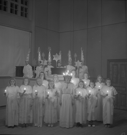 Text till bilden: "Emanuelskyrkan. Missionsförening. Luciafest. 1945.12.11".