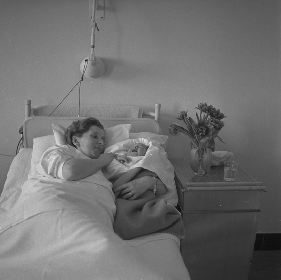 Text till bilden: "Lasarettet, Lysekil. Fru Ahlsten med baby på lasarettet. 1952.03.26"










i