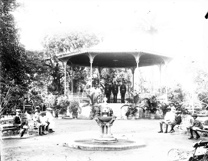 Enligt fotografens notering: "Public Garden Danville - Band stand".