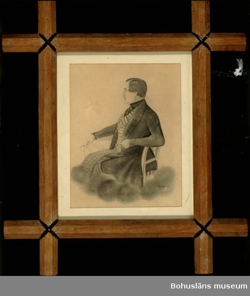 Robert W. Bley var bomullsspinneriet Kampenhofs förste disponent. Han levde mellan åren 1826 och 1897.
Teckningen visar honom avbildad i profil sittande på en empirestol, rökande. Han är klädd i rutiga byxor och rutig väst samt mörk rock.