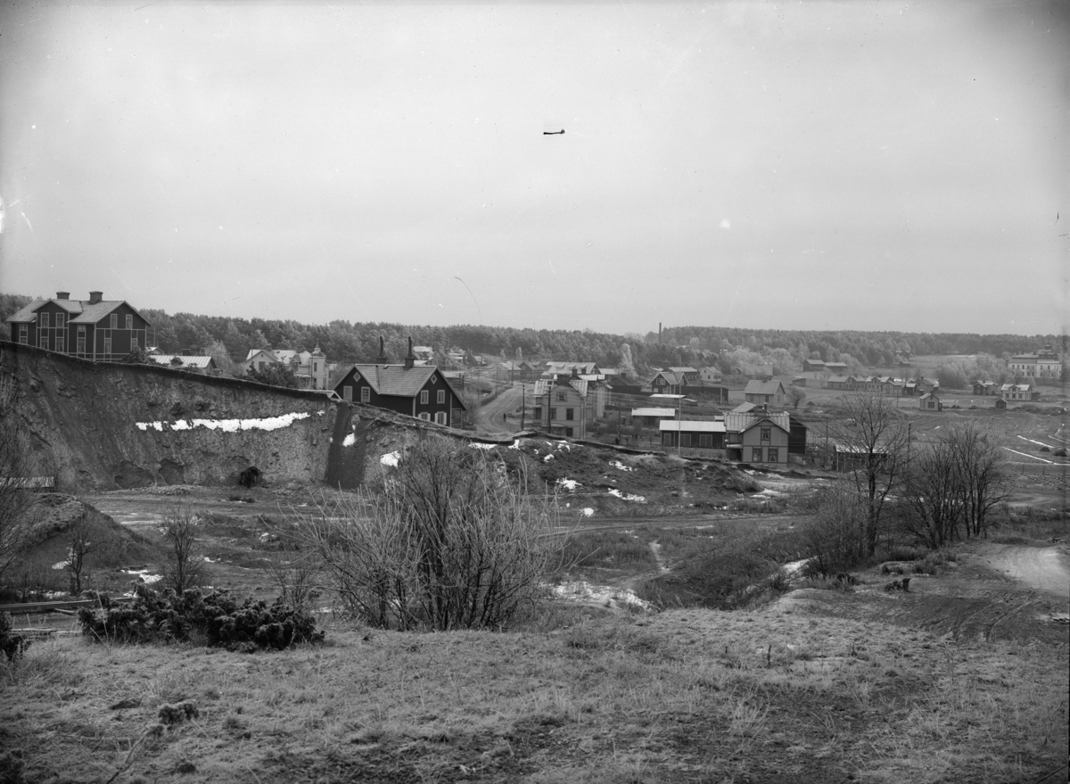 Vy över Fanna, från nordväst och nuvarande s.k. Hejarbacken (Bangårdsgatan), Enköping, tidigast 1905