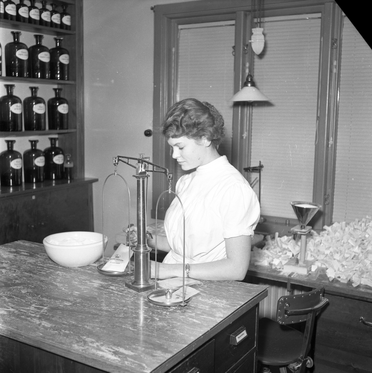 Arbete på apoteket i Huskvarna den 1 december 1953.