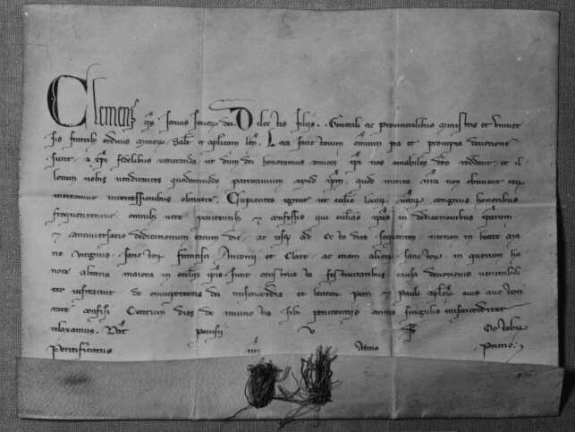 Pergamentsbrev från påven Klemens IV daterat i Perugia de 11
oktober 1265. I brevet utlovas 100 dagars avlat. Kvarsittande
silkessnodd med gula och röda trådar. Nedre kanten vikt.