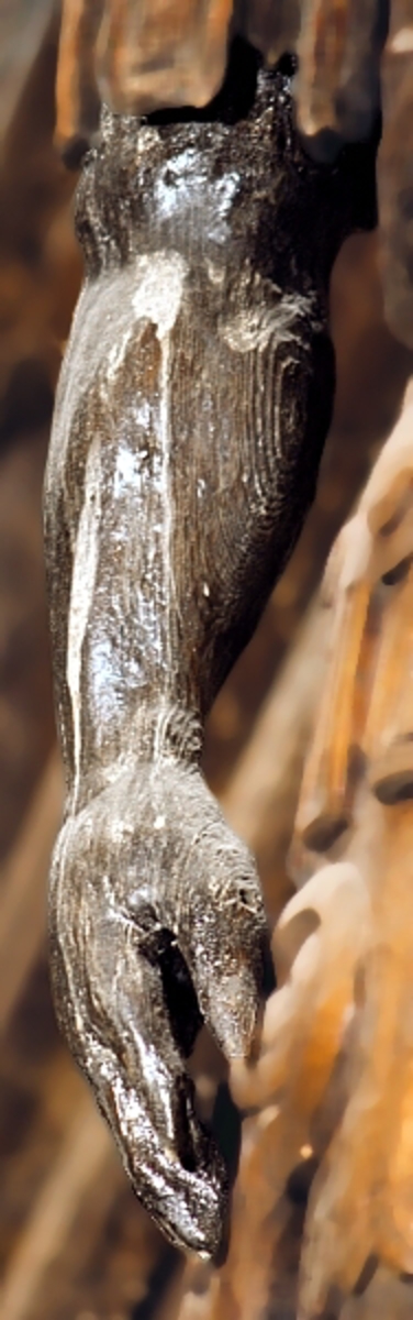 Skulpturdel, höger underarm, med del av ärmen till en romersk rustning.



Text in English: Part of a sculpture, the out-streched right arm with sleeve of a Roman armour.