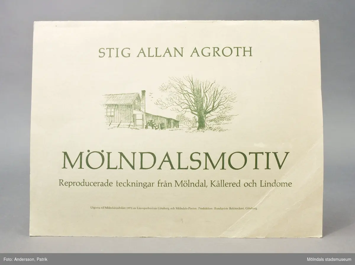 Reproducerade teckningar från Mölndal, Kållered och Lindome, utförda av konstnären Stig Allan Agroth. Utgivna till Mölndalsjubileet 1972 av Länssparbanken, Göteborg, och Mölndals-Posten. 5 st svart-vita reproduktioner med Mölndalsmotiv. 