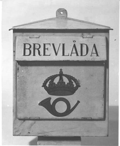 Brevlåda avsedd för placering vid busslinjens ändhållplats.

På klaffen till brevinkastet står texten:"BREVLÅDA". Brevlådan tömmes från fronten. På tömningsluckan finns ett postemblem av 1912 årsmodell.