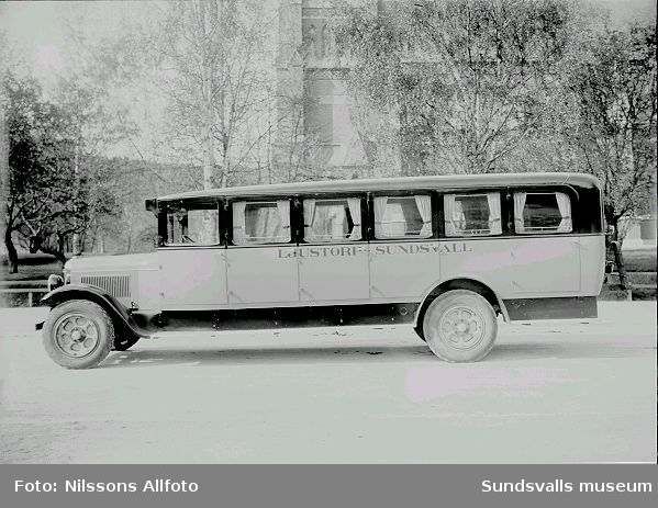 Gammal buss, med text Ljustorp Sundsvall.