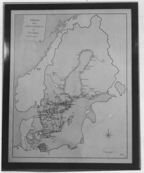 Karta över postvägarna i Sverige under 1750-talet. Den visar hela Östersjöområdet. Det svenska riket är markerat med gult, och innefattar även Rügen och Pommern. Postvägarna är markerade med rött.
Kartan är ritad av A Kjellin år 1938 och är inramad i brun ram.