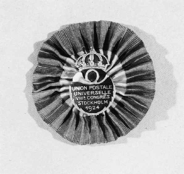 Märke för funktionär vid Världspostkongressen i Stockholm
1924. Med blågul kokard.