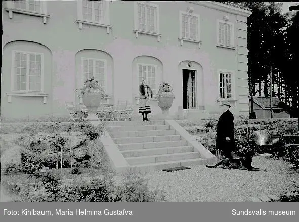 Förvaltare Leonard Wallerstedt med fru Thora i sitt hem "Haga slott" Villa Wallerstedt.