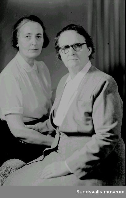 Fotograf Maria Kihlbaum och hennes kompanjon samt nära vän Ester Näslund, julen 1952. Omkring 1940 började Ester Näslund  arbeta som assistent hos Maria Kihlbaum och kom att ta över rörelsen efter Marias bortgång.