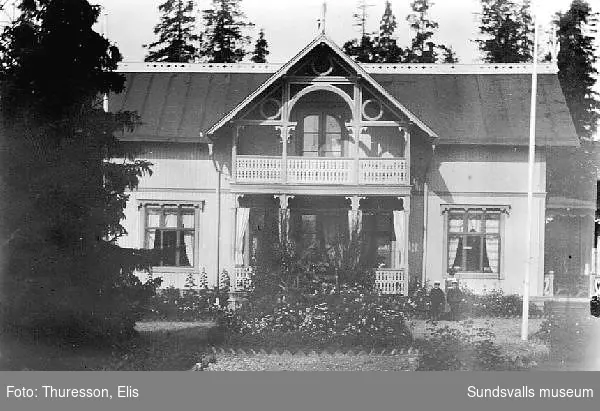 1887 lät Carsten Jacobsen byggmästaren C.A. Olsson ("Bygg-Olle") bygga  två hus  mittemot Solbacken i Petersvik, Sköns sn. Husen fick senare namnen Hållnäs och Thurebo. Villa Thurebo uppfördes i en och en halv våning med locklistpanel på fasaderna, öppen veranda med balkong över mot trädgården, tak täckt med falsad plåt. Över balkongen fanns ett utskjutande tak med utsirade, dekorativa snickerier i gavelspetsen.Den förste ägaren till tomten och huset var cigarrhandlare G. Östeman men redan efter något år såldes den till direktör Thure Reinhold Thuresson som döpte huset till Thurebo. Huset blev kvar i släkten Thuressons ägo ända till 1970, då de köptes av en läkare i Sundsvall vid namn Zeidlitz, som i sin tur sålde huset 1985.