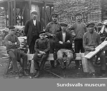Förman och arbetare vid Gällö sågverk omkring 1916. Sittande nr 2 fr v är Knut Svensson född 1901 (han hade puckelrygg) och nr 4 fr v hans far Sven Svensson.