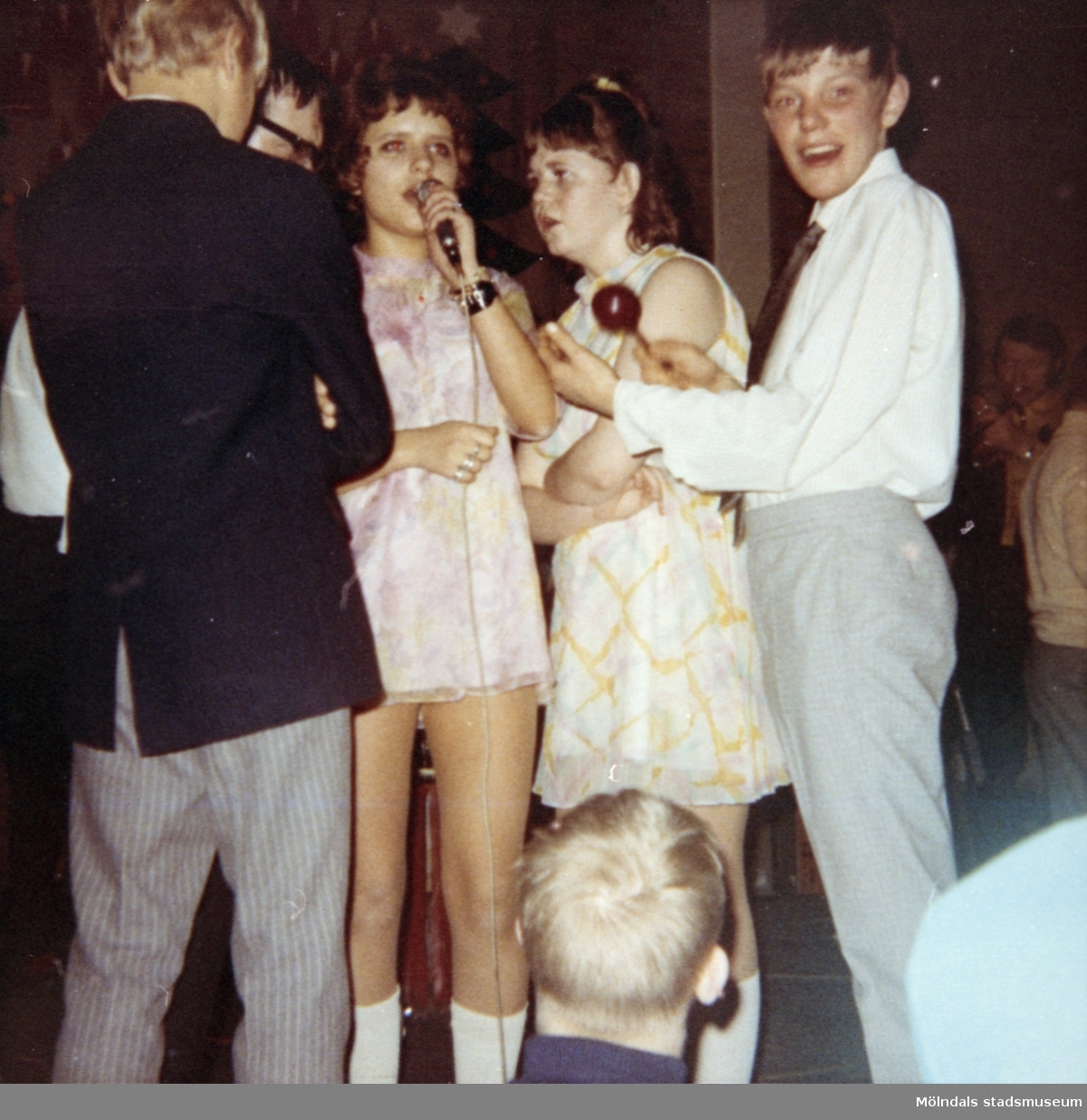 Elever vid Streteredshemmet, som uppträder och sjunger. 1970-tal.