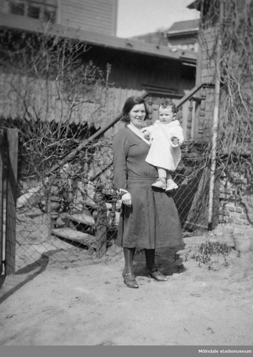 Tyra Engman och sonen Ingmar Engman, t v Kvarnbygatan 23 (Eneborg). Fotot togs i början av 1930-talet.