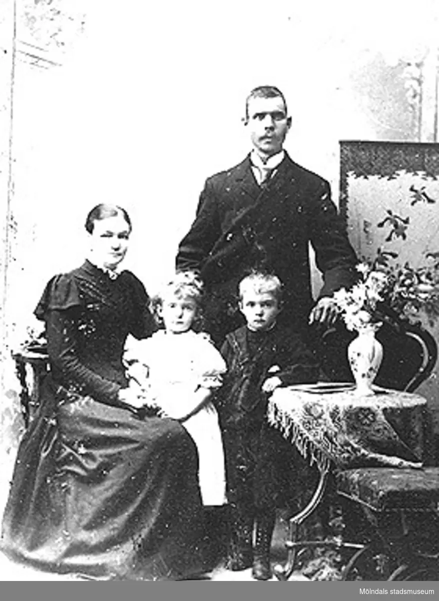 Annestorp i Lindome. Porträtt av en familj.