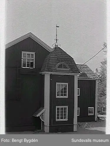 Nya och gamla kyrkan på Alnö, kyrkskolan, hembygdsgården samt intilliggande bebyggelse.
