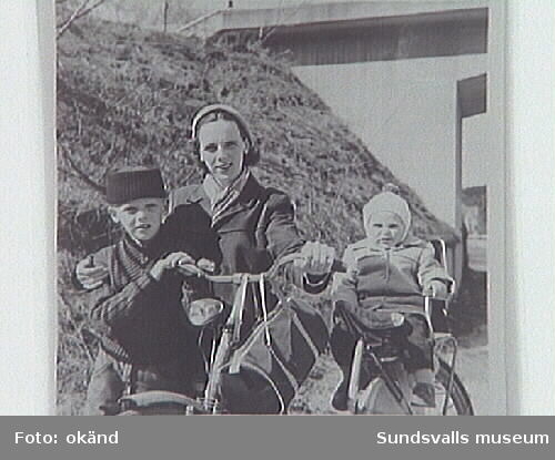 Familjeutflykt. Utflykt med sönerna Dick och Kent. Maj Lis Broman, född Johansson.
