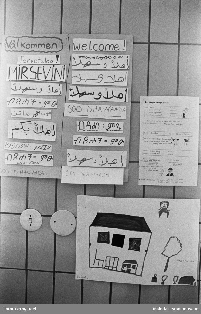 Några barnteckningar uppsatta på en kakelvägg. Dokumentation av Sagåsens flyktingförläggning, 1992.