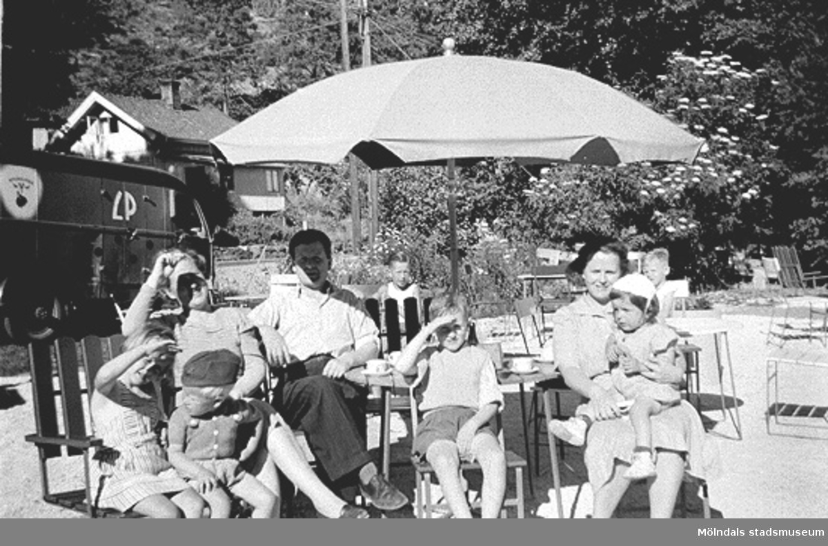 Från vänster: Angela Lopez och Alf Garthman. Bakom från vänster: Astrid Garthman, Helmer Garthman, Leif Garthman (pojken i stol) samt Gurlie Lopez med sonen Robert i knät. (Apels) Stensjö servering, 1950-tal.