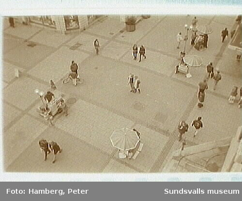 Fotografering i samband med Sundsvalls museums dokumentation av "Korvgubbarna" i centrala Sundsvall, utförd av Carola Huotari, text, och Peter Hamberg, foto.