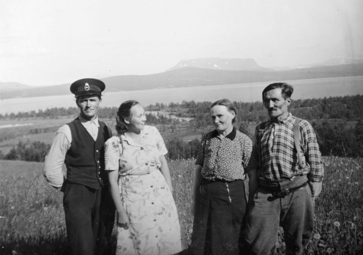 Foton 1950. Göransson har varit lantbrevbärare i 30 år och har
tjänat under 5 olika postmästare i Vilhelmina. Lantbrevbärarlinjen
går från Stornäs till Ljusliden, en sträcka på 30 km, och Göransson
har 23 hushåll att betjäna.