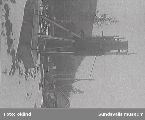 Västernorrlands äldsta landsbygdstransformatorstation i Qvitsle (Kvissleby i Njurunda), uppförd år 1899, riven i november 1926. Fotografi från oktober 1926.