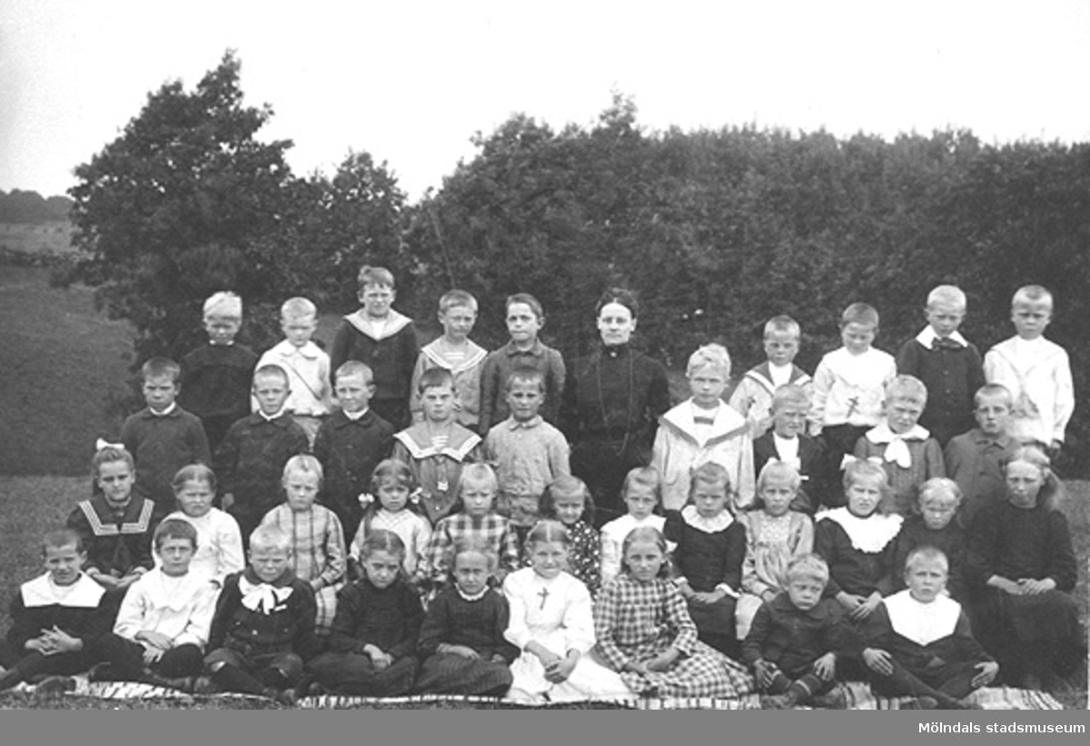 Ett av barnen är Karin Hasselberg, 1910-tal. Hon började arbeta på Stretereds skolhem 1924 och slutade på 1960-talet.
