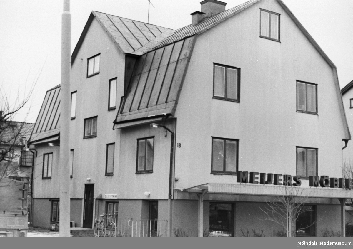 Köpman Bror Meijer ägde fastigheten på Barnhemsgatan 18 och hade här möbelhandel och biluthyrning (Meijers möbler och Biluthyrning). 1950-70-tal.
