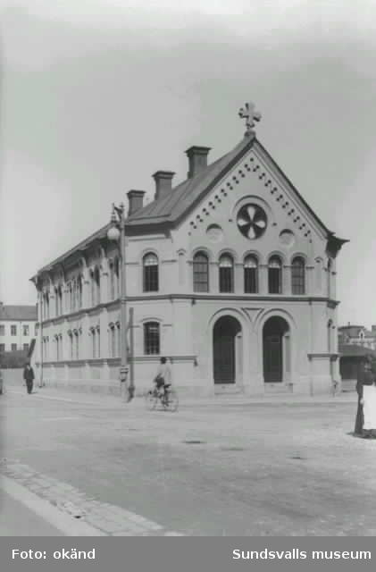 Brödraförsamlingens kapell, sedan Frimurarlogen Bifrost lokal. Korsningen Köpmangatan -Skolhusallén. Före ombyggnationen 1916.