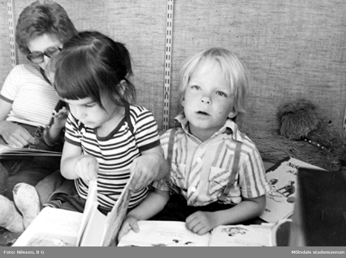 Barn som tittar i böcker. Holtermanska daghemmet, okänt årtal.