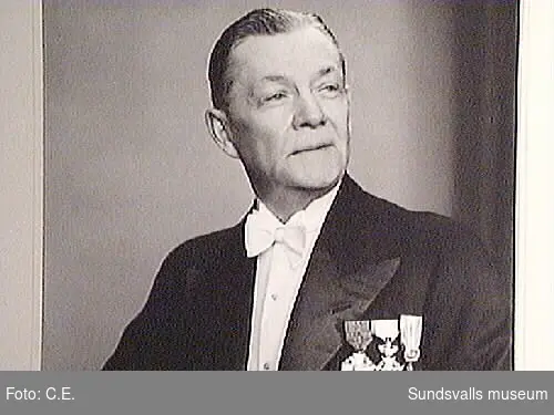 Konsul Knut Wickberg (1872-1962). Wickberg inträdde i faderns skeppsmäklerifirma A/B C.G.Wickberg & Söner, Sundsvall, år 1894 och blev dess verkställande direktör 1912-1962 (uppgifter från Anders Westerberg, Sundsvall).KW stiftade också Norrlands Skeppsmäklareförening och var dess ordförande i 23 år
